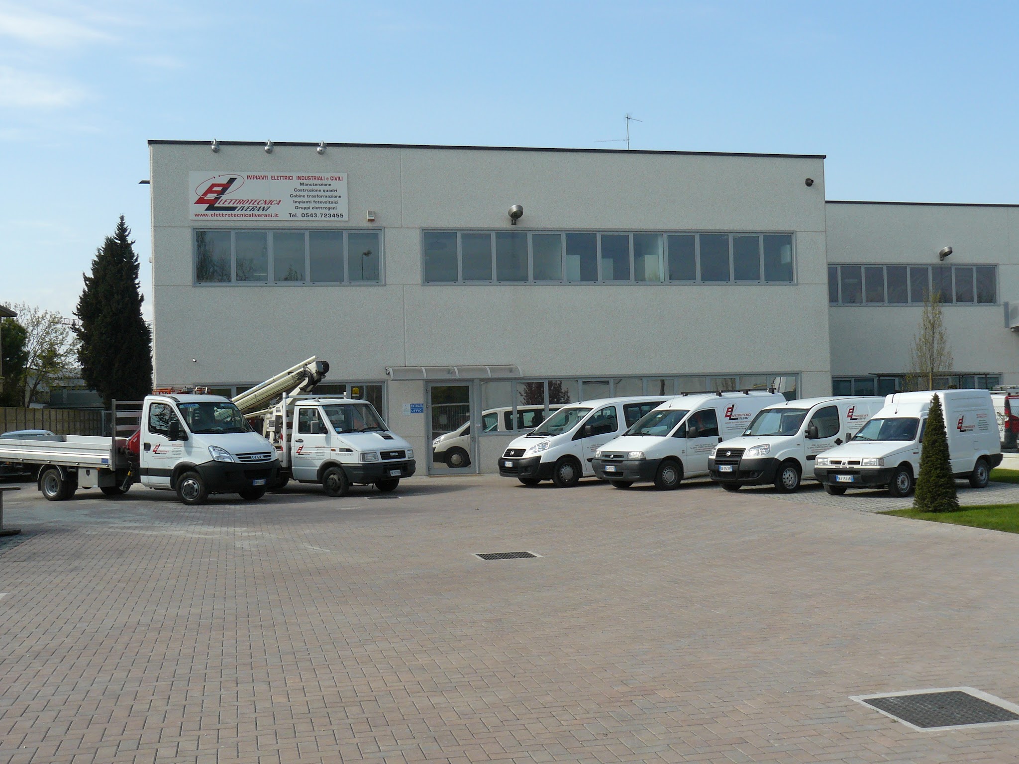Sede e mezzi aziendali di Elettrotecnica Liverani a Forlì