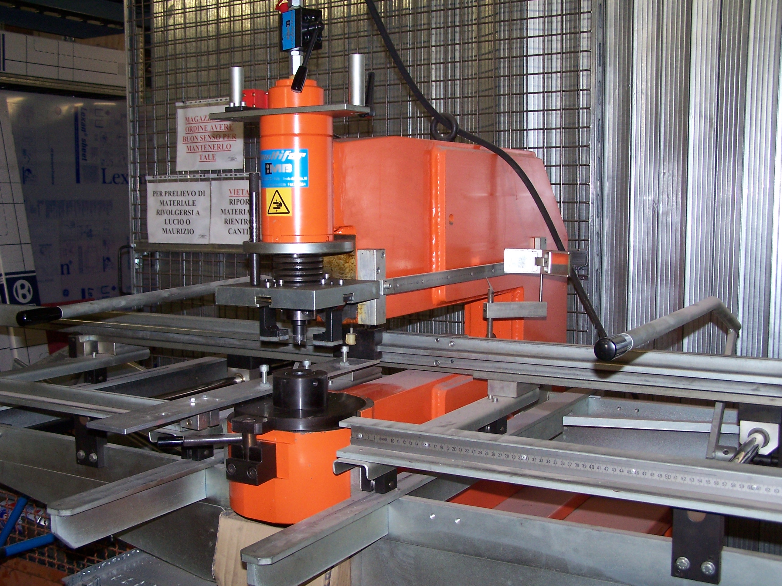 Attrezzatura per lavorazioni in officina