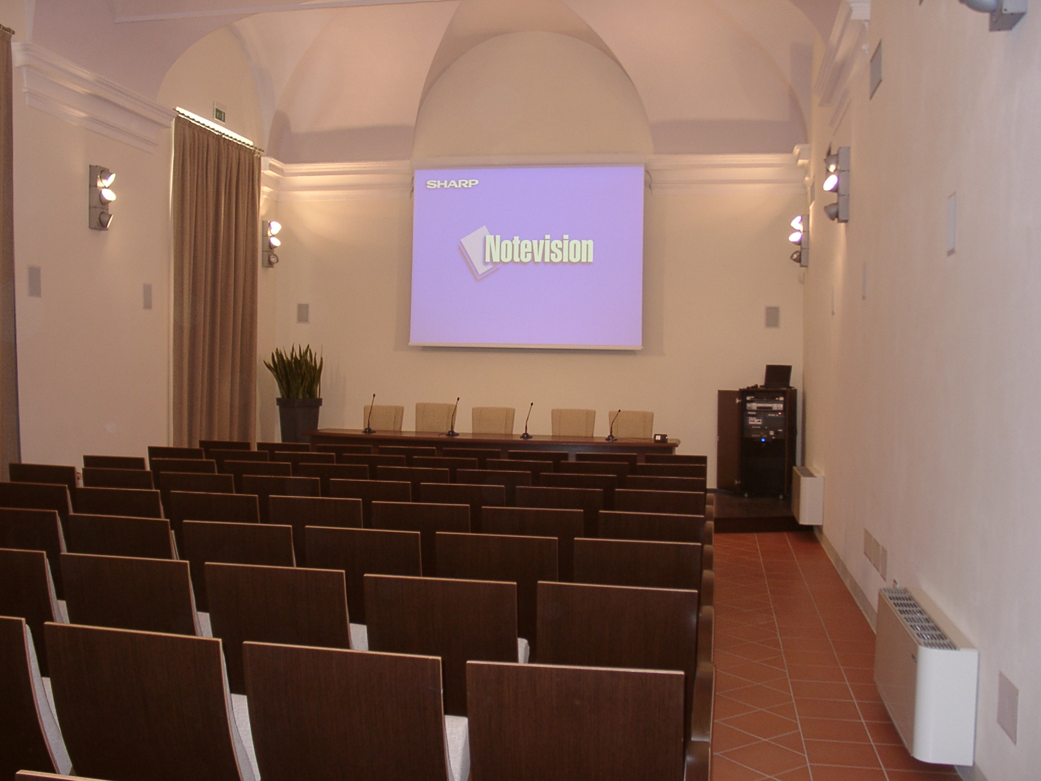 Sala multimediale con illuminazione e sistema di videoconferenza